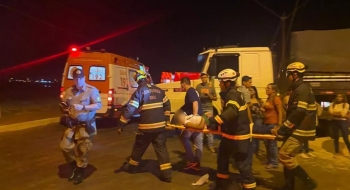 Acidente entre ônibus escolar e carreta deixa 27 feridos em Itumbiara